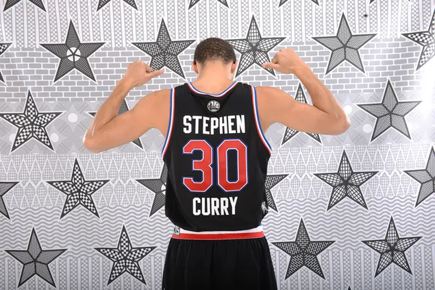 Stephen Curry trong chiếc áo đấu màu đen và trắng ký hiệu số 30 tạo dáng trước nền sao đen trắng tải xuống