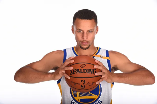 stephen curry posa amb una samarreta de l'equip blau, groc i blanc mentre soste una pilota de basquet baixada