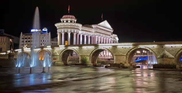 Steinbrücke und Fluss Vardar in Skopje, Mazedonien 4K Hintergrundbild