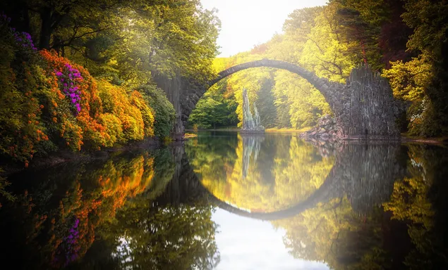 Steinerne Brücke über den See, sterben Rakotzbrück in Deutschland herunterladen