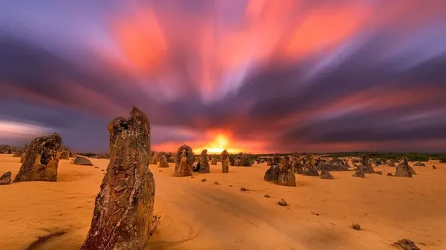 Formaciones de piedra en las arenas y luces violetas azules en el cielo en una zona desierta de Australia