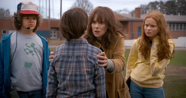 Stranger Things 2 - Will, Joyce, Dustin in Max na šolskem polju 8K ozadje