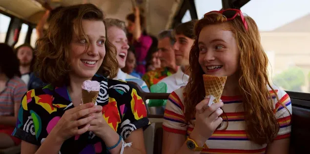 Stranger Things 3 - Eleven i Max menjant gelat i somrient en un autobús 6K fons de pantalla