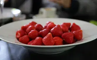 딸기 과일 2K 배경화면