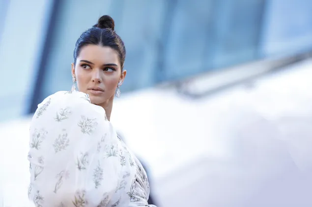 Impresionante modelo 'Kendall Jenner' en precioso vestido blanco descargar