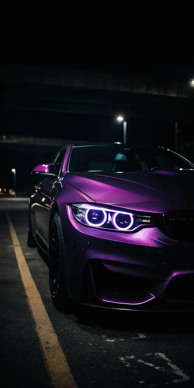 מכונית ספורט סגולה מדהימה מוארת בחניון לילה 2K טפט