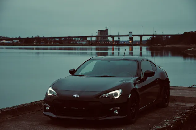 Subaru BRZ Coupe màu đen đỗ xe dưới bầu trời xám tải xuống