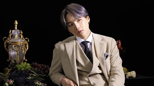 Suga dalam 'Map of The Soul: 7' Shoot (2020) daripada BTS (Bangtan Boys) 4K kertas dinding
