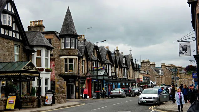 スコットランドの美しい小さな町を歩き回る観光客