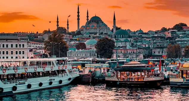 Suleymaniye-moskee en cruiseboten bij zonsondergang