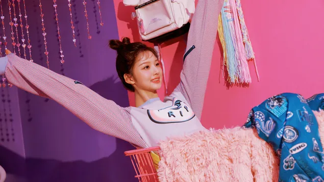 설륜 from NMIXX (Kpop Band) - Young, Dumb, Stupid MV Shoot 4K 배경화면