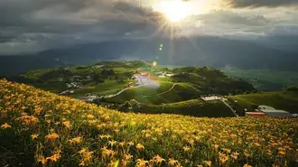 I raggi del sole sopra un villaggio 4K sfondo