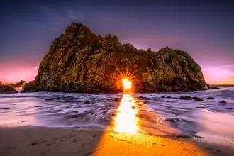 zon schijnt door arch in rock download