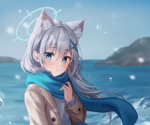 Sunaookami Shiroko, gadis anime cantik dengan rambut panjang kelabu dan mata biru, memakai selendang biru di tepi laut 2K kertas dinding