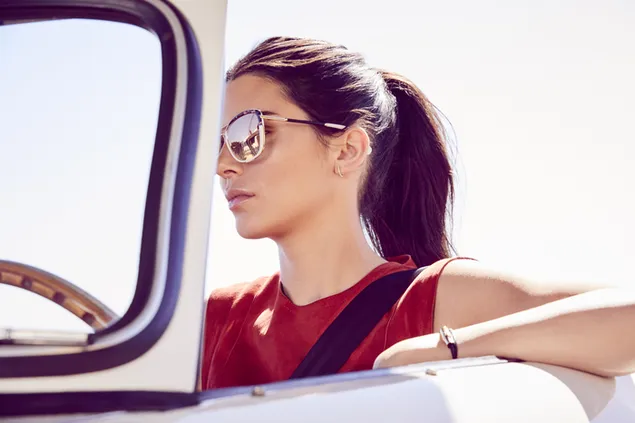 Sunkissed 'Kendall Jenner' conduciendo el coche 6K fondo de pantalla