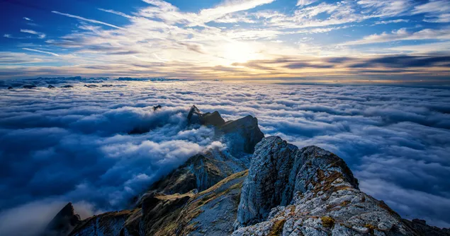 Слънчева светлина в облаците и камъни в мъглата 4K тапет