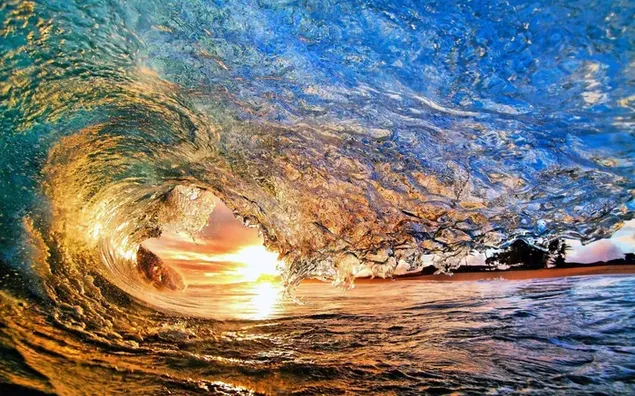 Sonnenlicht sichtbar unter den geschwungenen Wellen des Meerwassers 2K Hintergrundbild