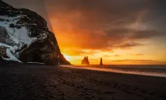 La luz del sol se eleva detrás de las colinas 4K fondo de pantalla