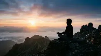 meditace na horach pri vychodu slunce: klidna silueta uprostred oblacneho more stahnout