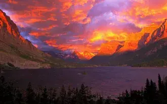 zalazak sunca u nacionalnom parku glacier u alberti, kanada preuzmi