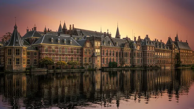 Der Sunset Binnenhof ist ein Gebäudekomplex im Stadtzentrum von Den Haag, Niederlande 2K Hintergrundbild