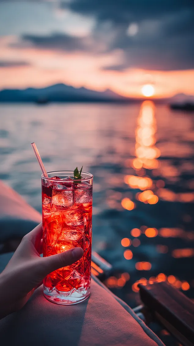 koktel uz vodu pri zalasku sunca preuzmi