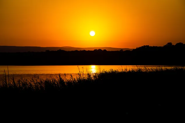 Zachód słońca nad jeziorem 4K tapeta