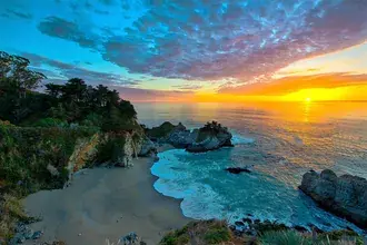 zapad slunce nad mcway falls v kalifornii stahnout