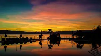 coucher de soleil sur la piscine et le lac telechargement