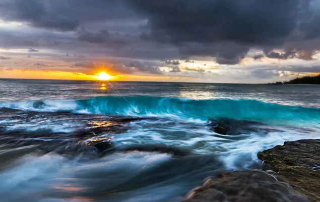 Vedere apusului de soare a valurilor de ape