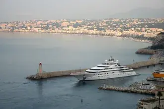 modele super jachtow z widokiem na molo, blekitne niebo i marine pobierz