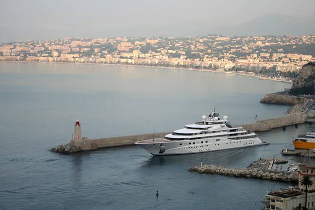 Super yachtmodeller i udsigten til molen, blå himmel og marina download