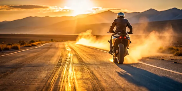 Superbike Rider në një rrugë të shkretëtirës në Agim, Arratisje e Artë 4K sfond