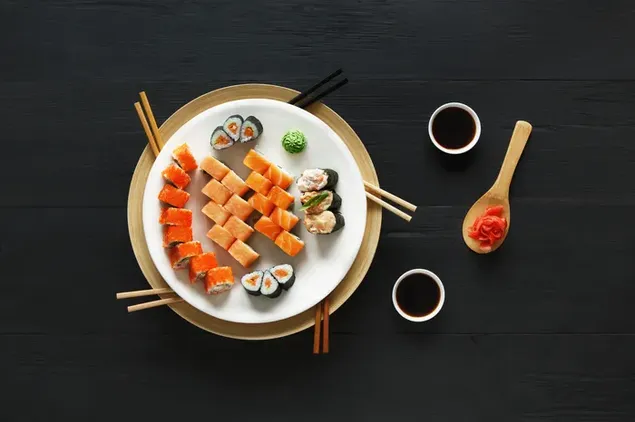 sushi i sushi-rolly v krugloy tarelke s soevym sousom, imbirem, vasabi i palochkami dlya edy skachat'