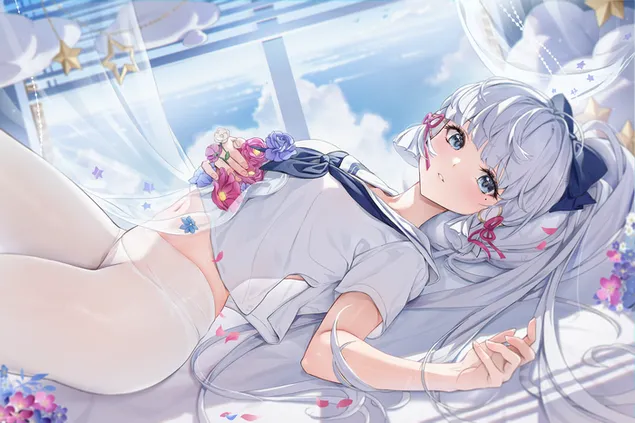 Süßes unschuldiges Anime-Mädchen Kamisato Ayaka liegt über einem Bett | Genshin Impact herunterladen