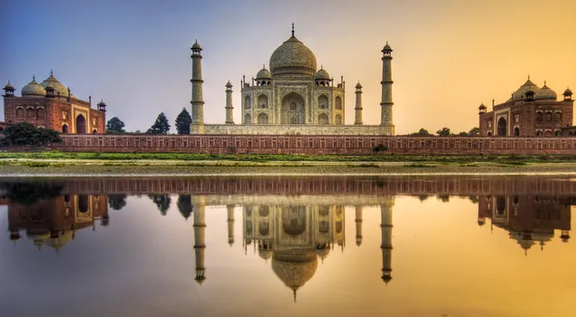 Taj Mahal weerkaats in water aflaai