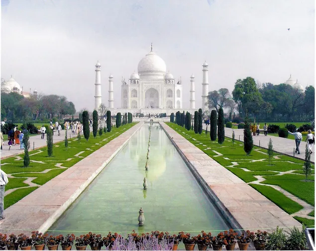 Taj mahal, som er på listen over 7 nye vidundere i verden, ligger i Agra, Indien. download