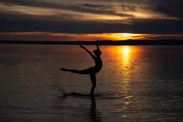 Tanzen im See bei Sonnenuntergang herunterladen