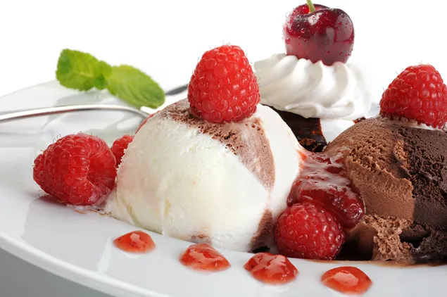 Tapa de helado de vainilla y chocolate con fresa y cereza descargar