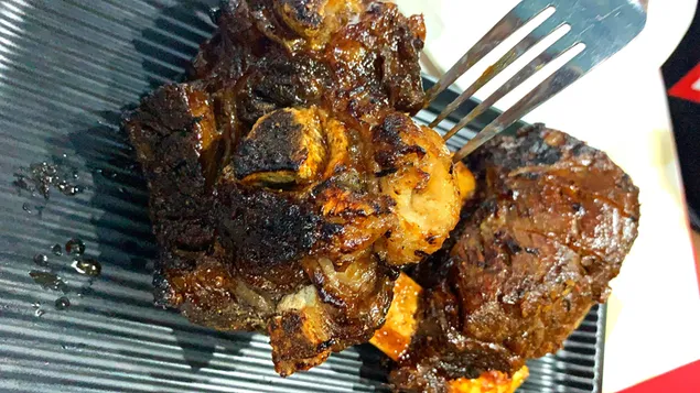 带骨的美味烤牛肉 4K 壁纸