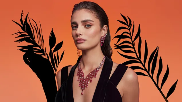 《Taylor Hill》在 Mojeh 雜誌拍攝 8K 壁紙