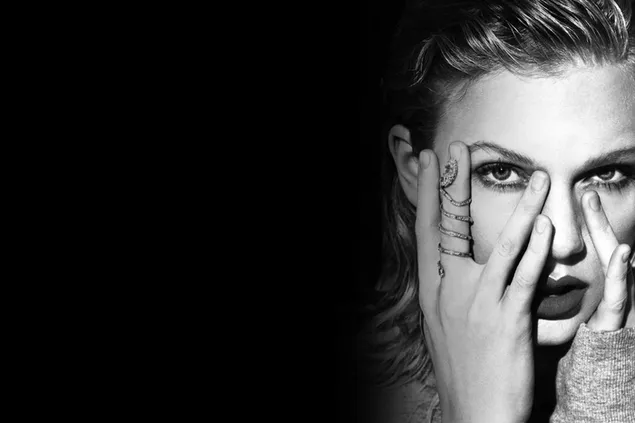Шпалери Чорно-біле зображення Тейлор Свіфт руки на обличчі 2K