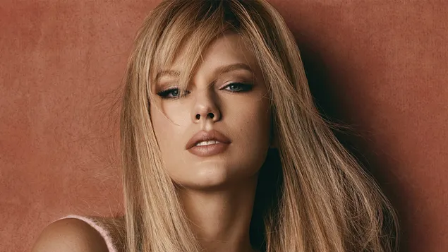 Taylor swift blond haar, blauwe ogen, lippen met lippenstift en rode achtergrond download