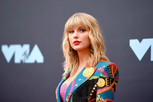 Taylor Swift blondes unordentliches Haar, blaue Augen, rote Lippen mit buntem Kleid 4K Hintergrundbild