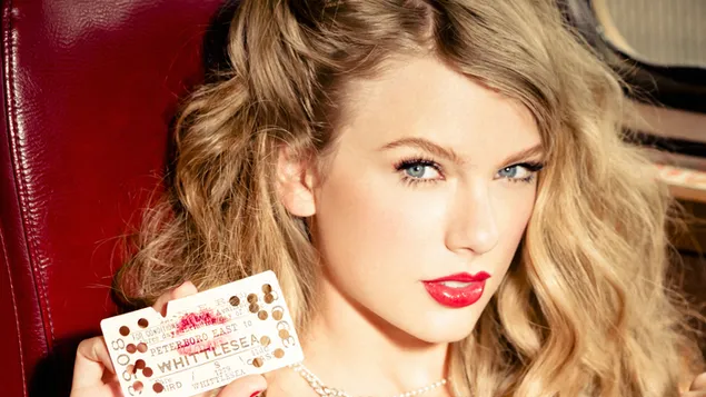 Шпалери Тейлор Свіфт тримає картку з плямою губної помади, чудова краса 4K