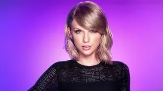 Taylor Swift fekete ruhában 4K háttérkép