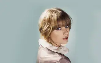 Taylor swift는 파란 눈과 뭉툭한 금발 머리로 우리를 바라보고 있습니다. 2K 배경화면