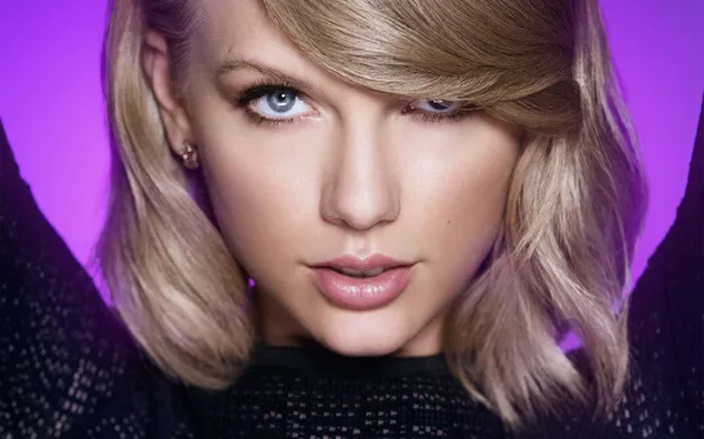 Taylor Swift, der unter seinen blonden Haaren hervorschaut, mit blauen Augen, violettem Hintergrund HD Hintergrundbild