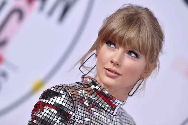 taylor swift pozuje dla prasy w blyszczacej sukience pobierz