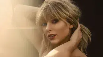 Taylor swift는 손으로 금발 머리를 뒤로 당깁니다. 2K 배경화면